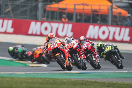 Marc Márquez se agiganta en Le Mans mientras Ducati espera su turno en la sombra para asaltar MotoGP