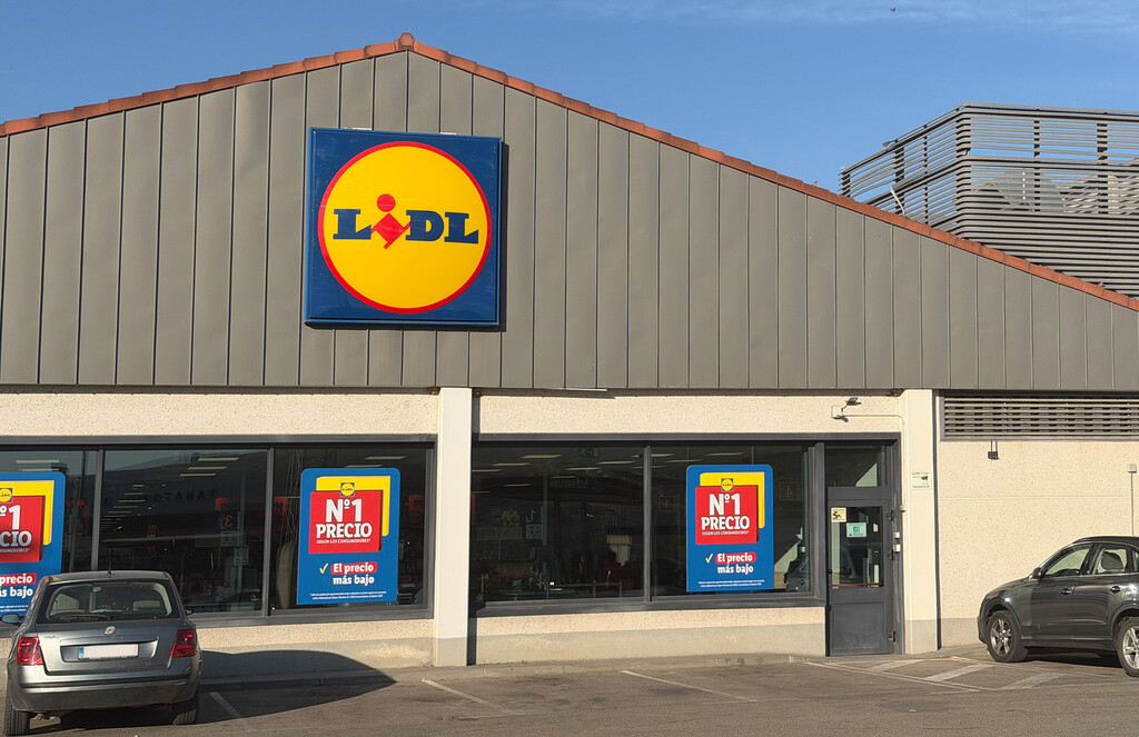 El viernes 25 de septiembre llega a Lidl esta estantería colgante para aprovechar el hueco entre la puerta y la pared por 7,99 euros
