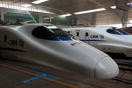 El tren de alta velocidad que recoge pasajeros sin parar en las estaciones