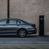 Mercedes-Benz Clase E 300 e: llega la versión gasolina de la berlina híbrida enchufable, desde 65.750 euros