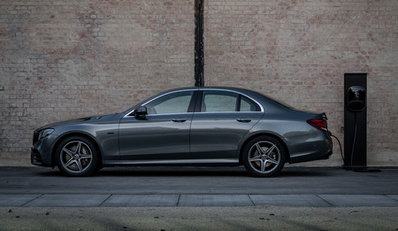 Mercedes-Benz Clase E 300 e: llega la versión gasolina de la berlina híbrida enchufable, desde 65.750 euros