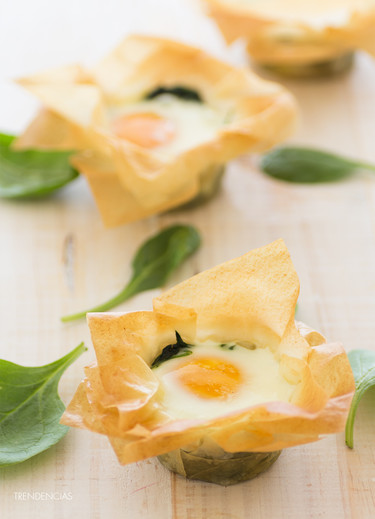 Tartaletas nido de huevo, espinacas y parmesano. Receta para una cena con estilo
