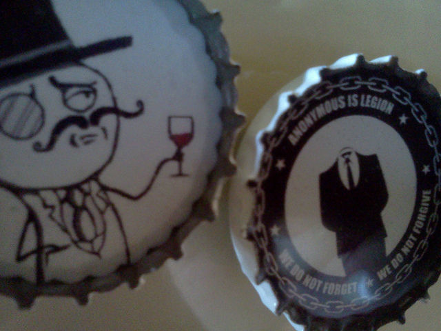 Chapas de LulzSec y Anonymous