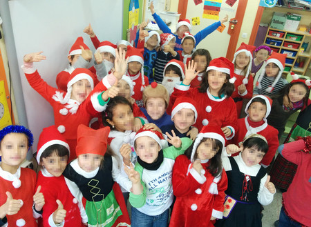 ¿Podemos hacer fotos a los niños en las funciones del colegio y publicarlas en redes sociales? Lo explicamos