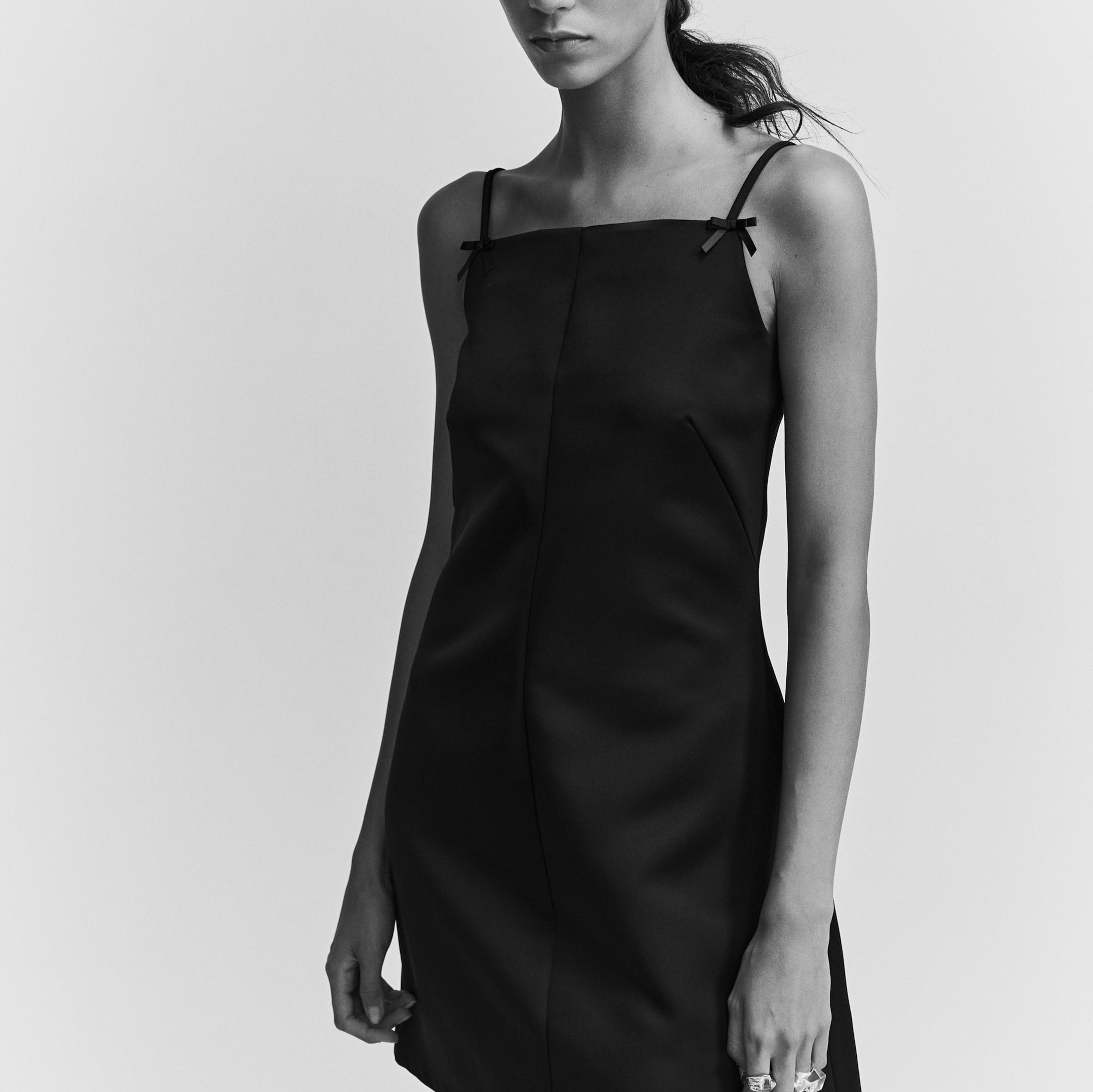 Vestido de satén con tirantes finos

