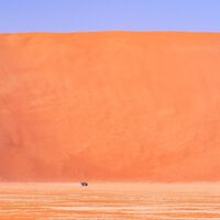 Esta duna gigante de areia tem a altura de um prédio de 76 andares e impressiona o mundo: entenda como a 'montanha' de 229 metros se formou no meio do deserto
