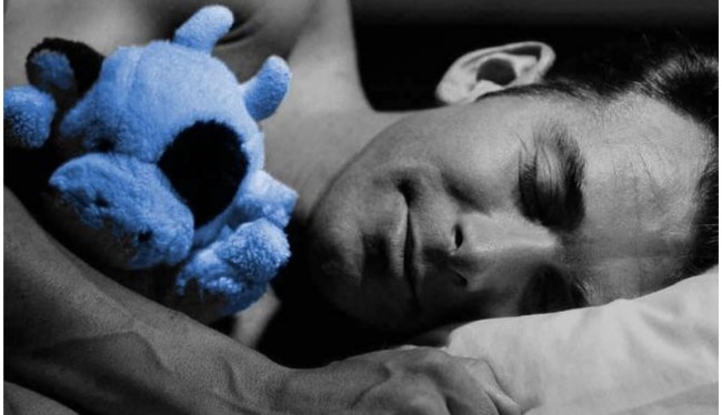dormido con muñeco