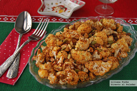 Coliflor asada al pimentón con frutos secos. Receta de Navidad