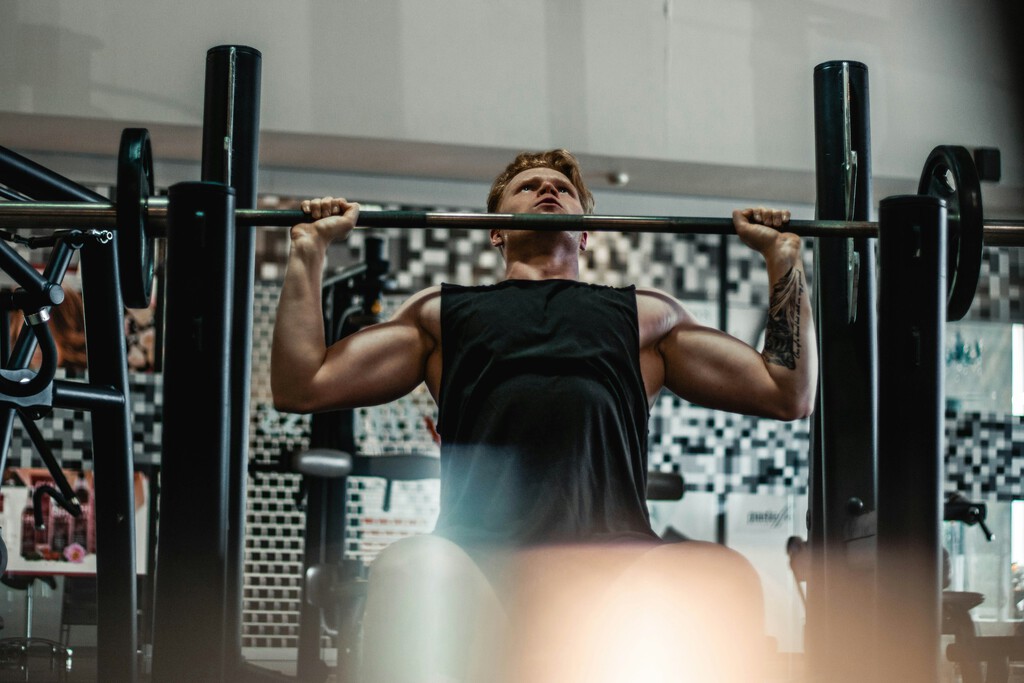 Si quieres desarrollar tu pectoral superior no solo basta con inclinar el banco: un par de errores que la gente comete 