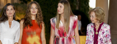 Sandalias doradas para todas: las mujeres de la Familia Real apuestan en Mallorca por el calzado más cómodo y elegante en verano 