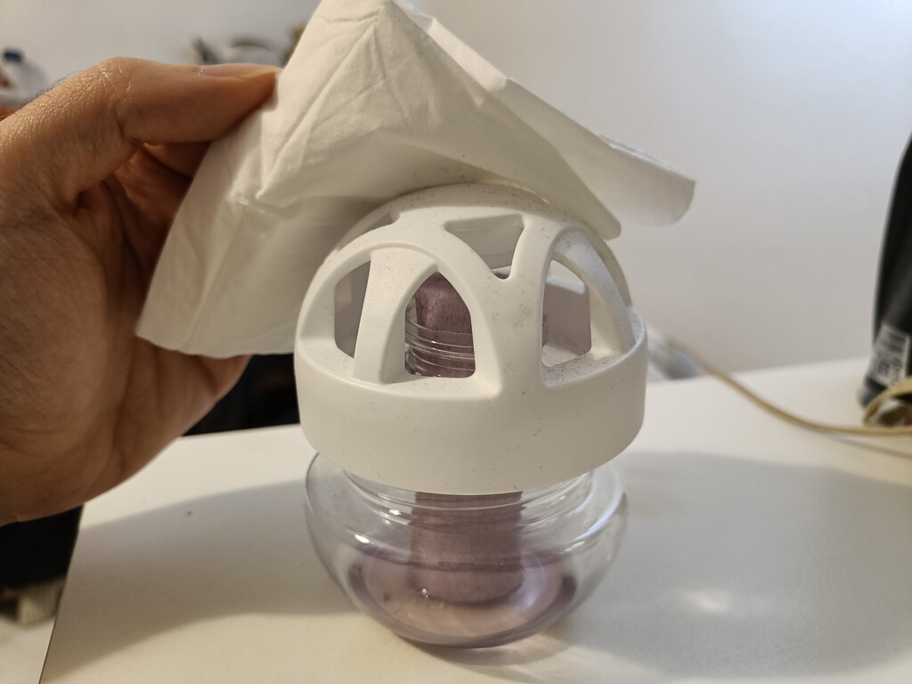 El plástico pegajoso de cualquier aparato puede desaparecer fácilmente con estos remedios 