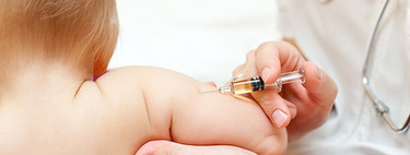 La AEP aconseja vacunar del sarampión a los menores de un año que viajen con estancias prolongadas a países afectados por el brote