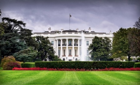 Cuidada pero efectiva: así está siendo la entrada de Tim Cook en la política estadounidense