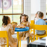 Adiós, tomates de Marruecos: la UE tiene un nuevo plan para sus comedores escolares y pasa por verduras "Made in Europe"