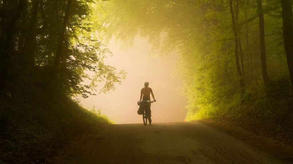 "¡Es un milagro!" Un anciano de 77 años se cayó con su bici por un barranco y sobrevivió tres días gracias al vino que había comprado en el súper
