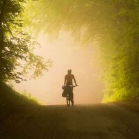 "¡Es un milagro!" Un anciano de 77 años se cayó con su bici por un barranco y sobrevivió tres días gracias al vino que había comprado en el súper