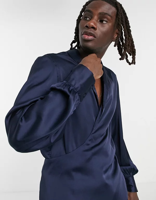 Camisa con diseño cruzado, cuello desbocado y mangas de estilo blusón de satén de ASOS DESIGN
