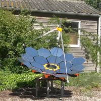 Parece un "rayo de la muerte" sacado de Star Wars, pero en realidad es un ingenioso calentador solar hecho con espejos baratos
