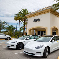 De la quiebra al chupinazo: Hertz hace un bestial pedido a Tesla de nada menos que 100.000 coches eléctricos