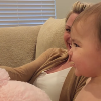 El divertido y tierno vídeo de dos bebés hablando y riendo por videollamada 