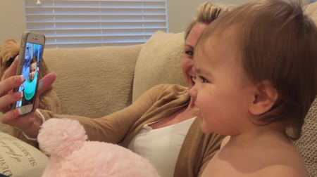 El divertido y tierno vídeo de dos bebés hablando y riendo por videollamada