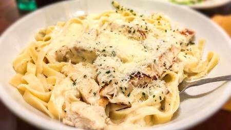 Cómo hacer una cremosa pasta Alfredo con pollo con receta y consejos del Chef Oropeza perfecta para una cena romántica