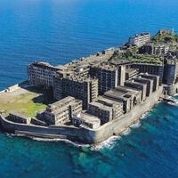 Carbón, hormigón y fantasmas. La ciudad sin autos que creó Mitsubishi en medio del mar y apareció en una película de 007