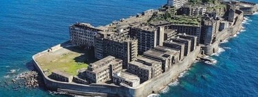 Carbón, hormigón y fantasmas. La ciudad sin autos que creó Mitsubishi en medio del mar y apareció en una película de 007