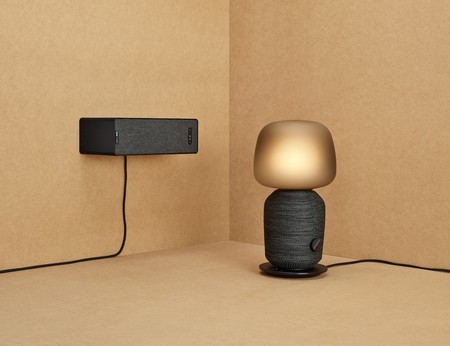 ¿No quieres ver un altavoz inteligente en casa? Ikea lo disfraza de lámpara y estantería para que no detectes su presencia