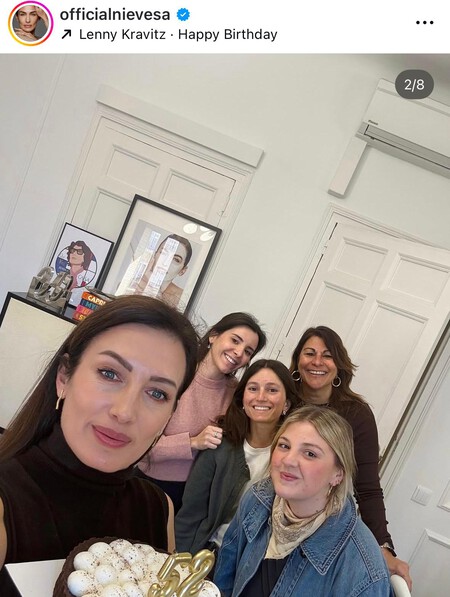 Cuenta con un interior lleno de molduras.