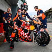 KTM le ha puesto un anillo a la rueda delantera de su moto: así funciona el último invento destartalado de MotoGP 