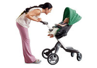 En el cochecito, mirando a los padres