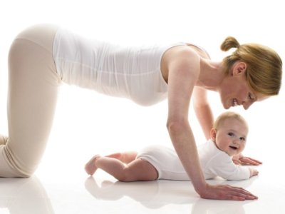 ¿De verdad me tiene que doler la espalda durante la lactancia? Ejercicios para madres lactantes 