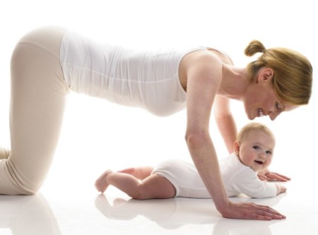 ¿De verdad me tiene que doler la espalda durante la lactancia? Ejercicios para madres lactantes