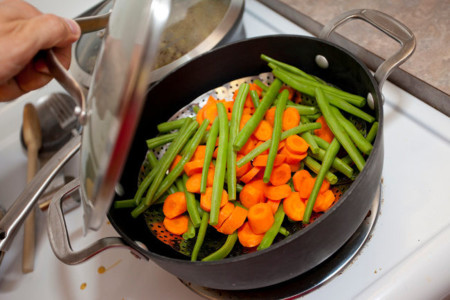 Tres utensilios que no pueden faltar en tu cocina para lograr platos más sanos