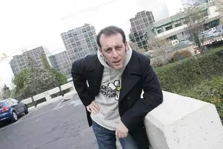 Superhéroe a la española en 'Super Charly'