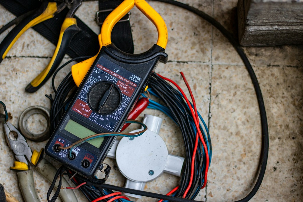 Hay un detalle que miro antes de comprar un cable alargador: un electricista me explicó por qué es tan importante