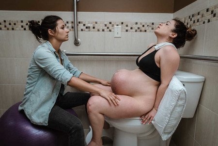 La impresionante fotografía del momento exacto en el que una madre tiene una contracción durante su parto