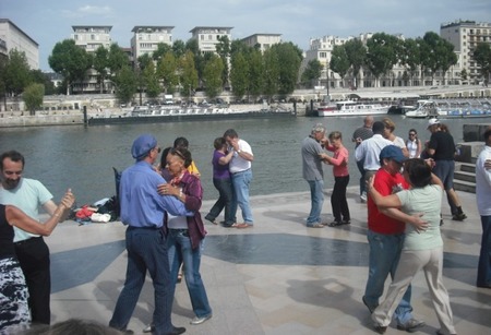 Bailando a la orilla del Sena en París