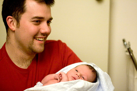 Papá e hijo en brazos