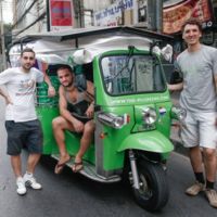 Estos tres chicos viajan de Tailandia a Francia en un bicitaxi solar