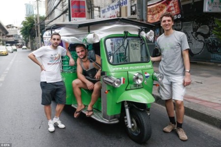 Estos tres chicos viajan de Tailandia a Francia en un bicitaxi solar