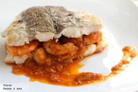 Merluza rellena de langostinos en salsa. Receta de Navidad para embarazadas 