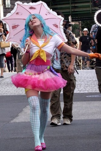 Kirsten Dunst vestida de personaje manga, se pasea por Tokio