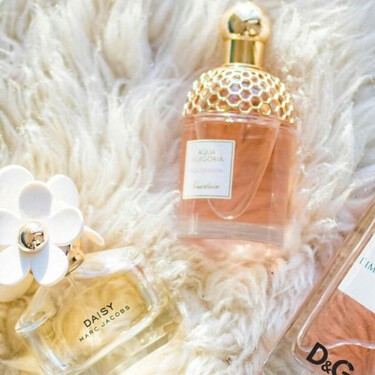 Convierte tus frascos de perfume en los mejores aliados para la decoración: ideales para hacer floreros  