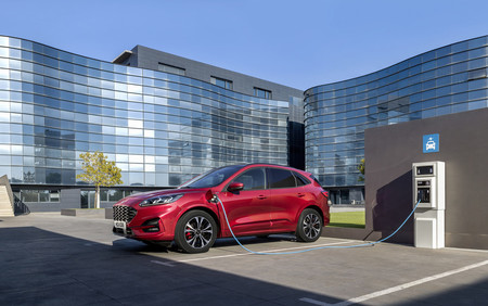 Europa alerta de riesgo de incendio en el nuevo Ford Kuga híbrido enchufable: las baterías pueden sobrecalentarse
