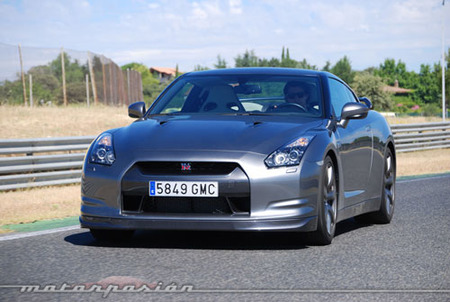 Honda Insight contra Nissan GT-R