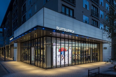 Suitsupply y la nueva normalidad en sus tiendas: precompra virtual, sanitización de probadores y citas para showrooms privados