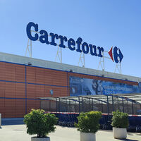 Carrefour está liquidando un toldo vela por menos de 40 euros para disfrutar del jardín y la terraza a la sombra
