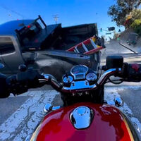 Vivo de milagro: a este motorista le cayó encima una pick-up de 2,5 toneladas. Y hay vídeo